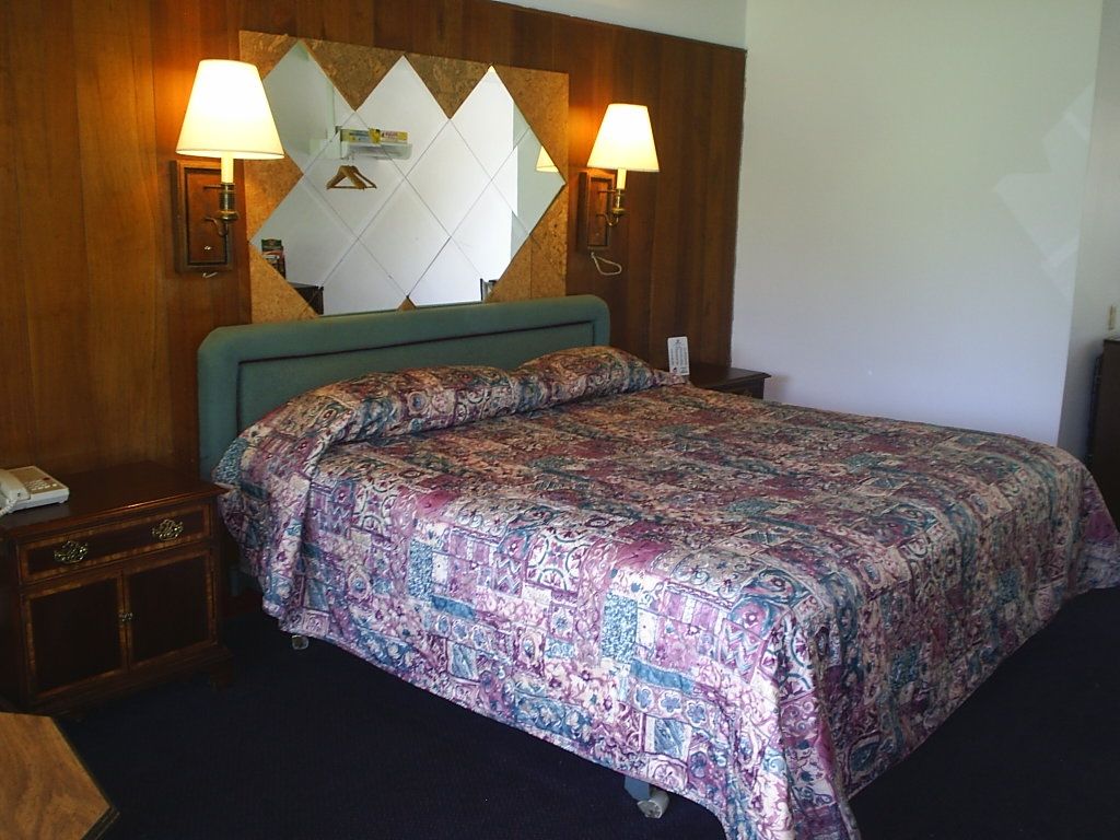 Kings Inn Cleveland Strongsville Room photo