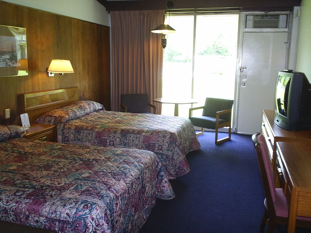 Kings Inn Cleveland Strongsville Room photo