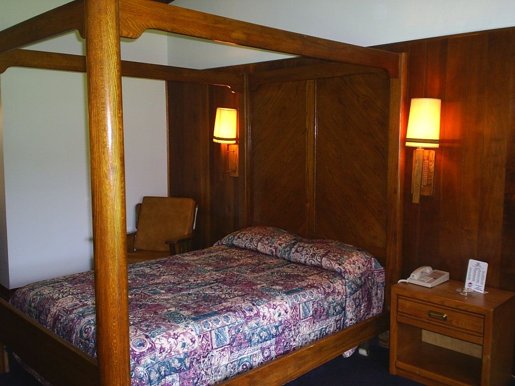 Kings Inn Cleveland Strongsville Room photo